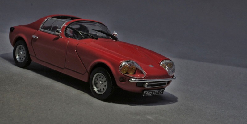 Illustration for article titled French Friday: un Quatre, Moteur à mi-voiture?